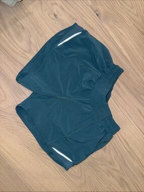 Lululemon Shorts Hotty Hot, Low Rise 4”, sz4